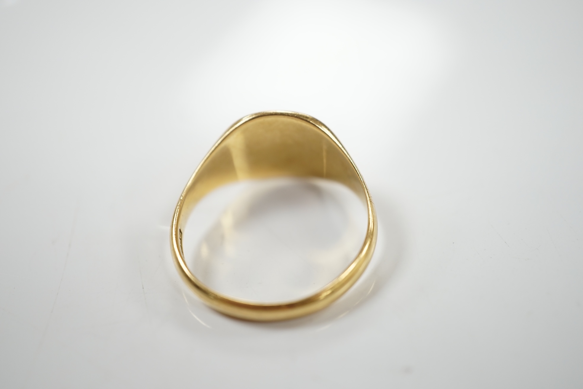 A modern 18ct gold signet ring, size W, 7.5 grams. Condition - fair